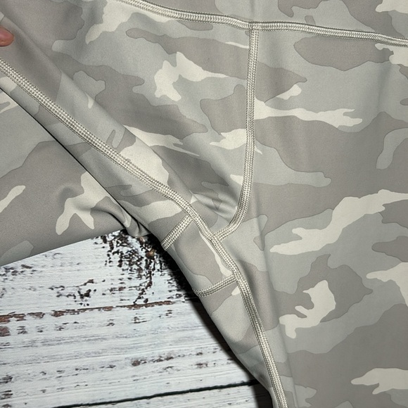 Athleta Elation 7/8 Leggings Tights Light Camo Pint Medium - Picture 9 of 16